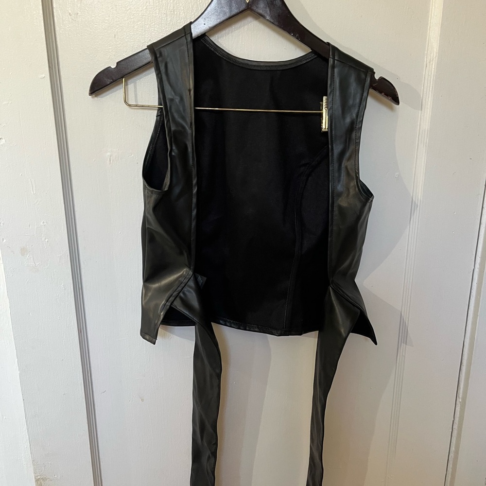 PrettyLittleThing Black Faux Leather Tie Waist Vest Crop Top Size 6 EUC